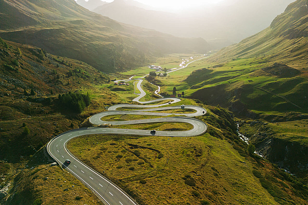 Serpentinen am Gebirgspass im Abendlicht.