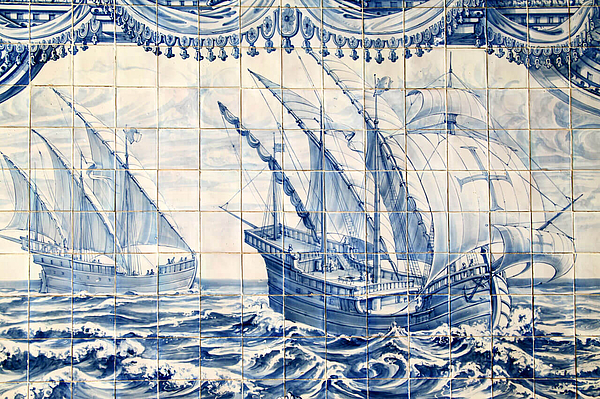 Azulejos mit Schiffsmotiven in Blau Weiß