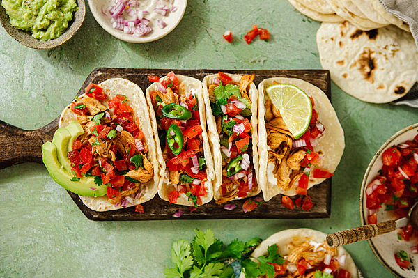 Frische Tacos mit Gemüse und Limette