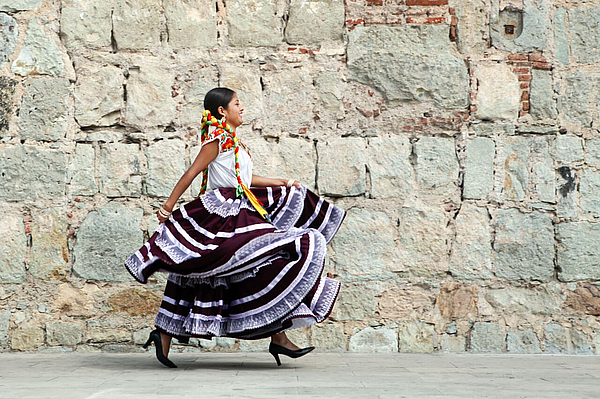Junge Frau in traditionellem Kleid beim Tanz
