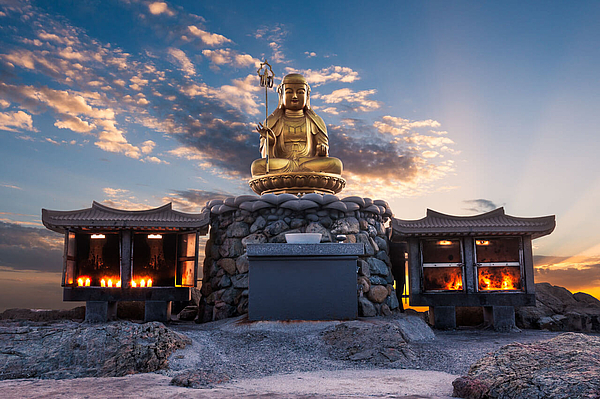 Goldene Buddha Statue bei Sonnenaufgang.