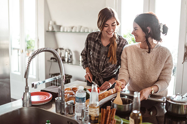 Gemeinsames Kochen in der Küche