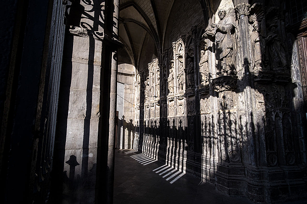 Detailansicht gotischer Kathedrale mit Figuren