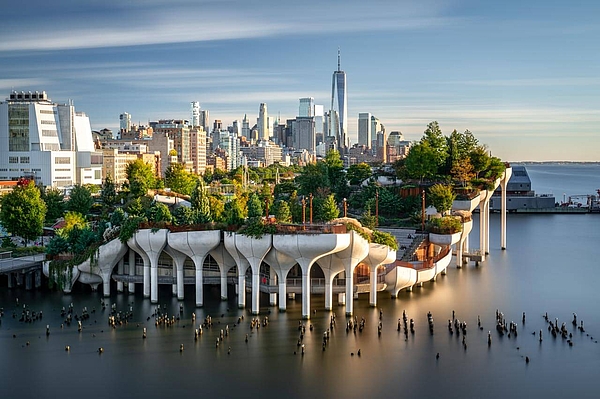Little Island vor der Skyline von New York.