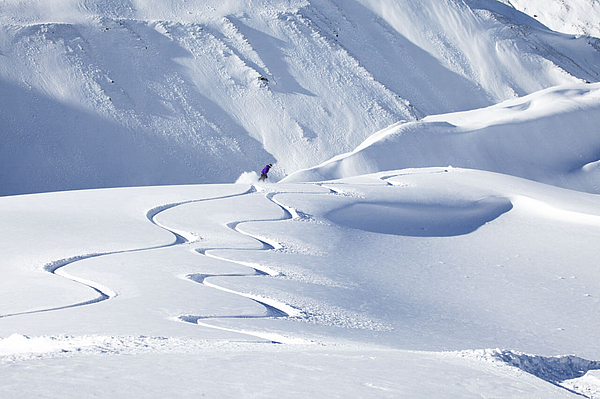 Weite Hänge mit frischem Pulverschnee und eleganten Schwüngen.