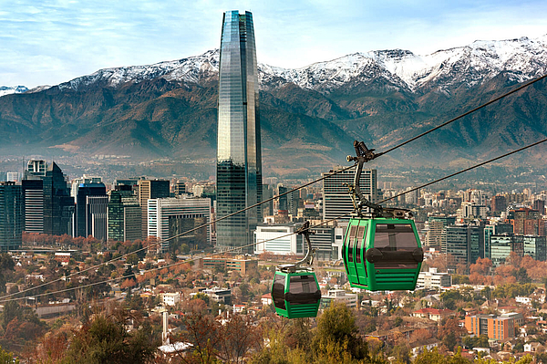 Seilbahn über Santiago de Chile mit Anden und Costanera-Center.