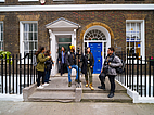 Internationale Sprachschüler vor der Sprachschule in London, ideal für deine Englisch Sprachreise mit persönlicher Atmosphäre
