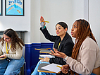 Teilnehmer beteiligen sich aktiv am Unterricht und trainieren ihre Sprachkenntnisse im Englisch Sprachkurs gezielt