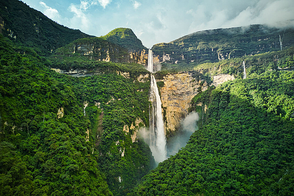 Gocta Wasserfall mit 771 Metern Höhe im dichten Regenwald