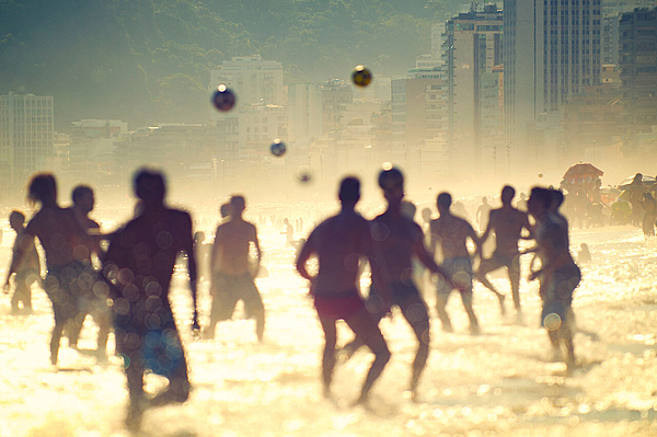Fußball am Strand von Rio.