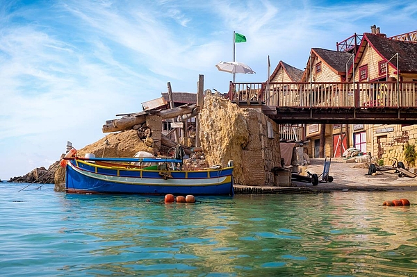 Buntes Fischerboot an der Popeye Village Bucht in Mellieħa.