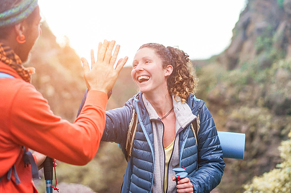 Wandernde geben sich ein High Five.