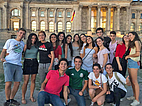 Internationale Sprachschülergruppe beim Ausflug zum Reichstag in Berlin – GLS Sprachschule