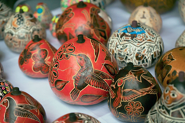 Traditionelle handbemalte Mate-Gefäße mit Vogelmotiven