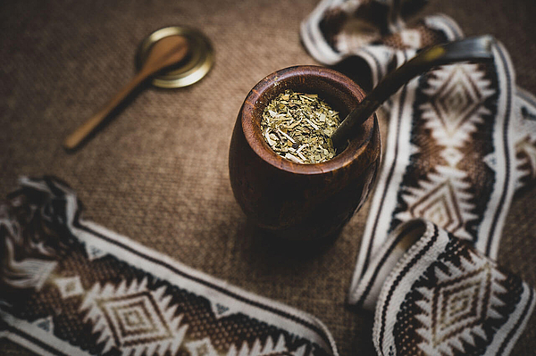 Mate Tee im traditionellen Becher