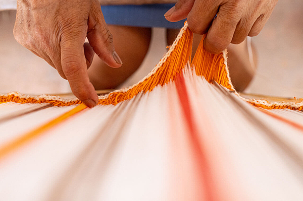 Detailaufnahme Hände weben Stoff