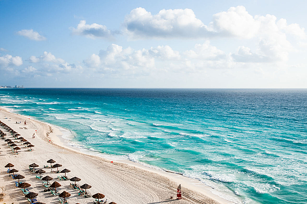 Strand mit weißem Sand und blauem Meer