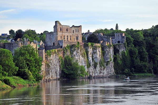 Chepstow Castle über Felsen am Fluss, mittelalterliches Wales erleben.
