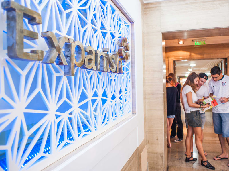 Empfangsbereich der Sprachschule Expanish mit Studierenden beim Austausch