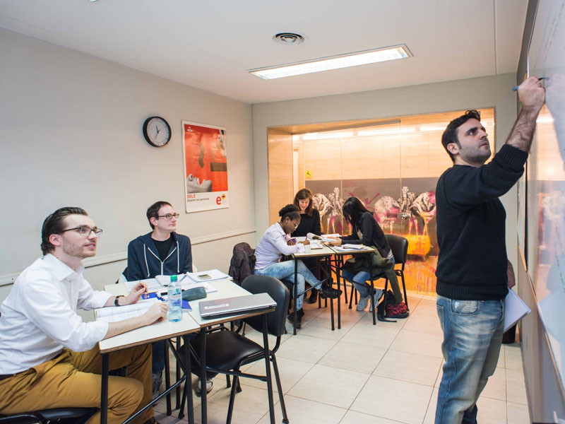 Unterrichtsszene in einem modernen Klassenraum der Sprachschule Expanish