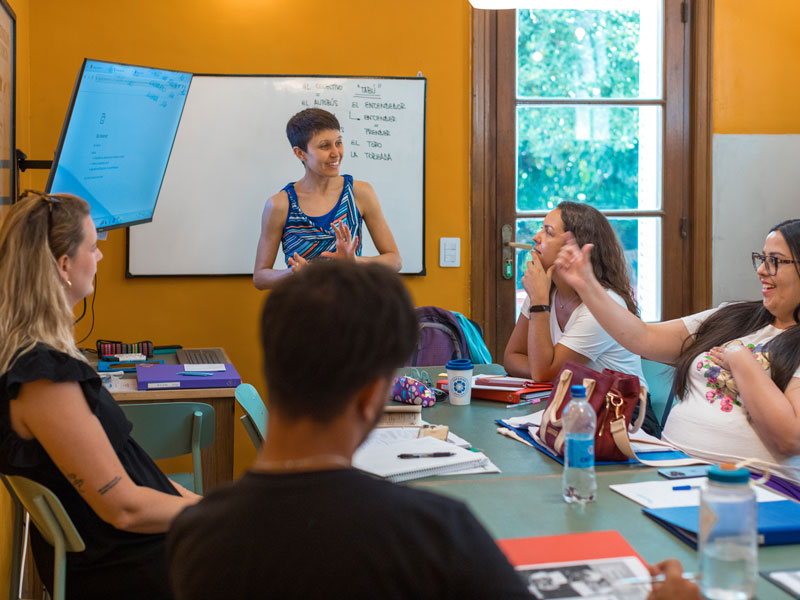 Lezioni di spagnolo interattive in piccoli gruppi e aule luminose a Buenos Aires