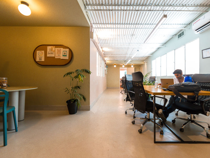 Ampia sala comune con postazioni computer nella scuola di spagnolo Exanish Buenos Aires