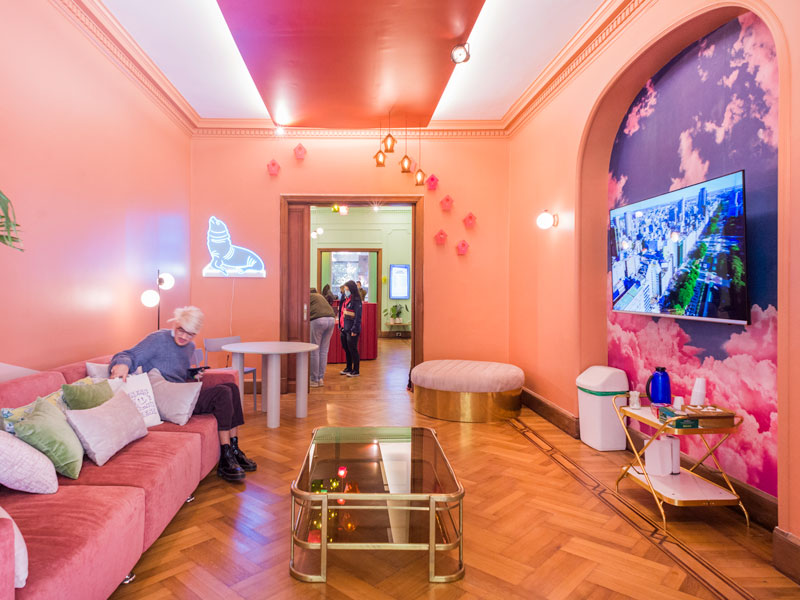 I partecipanti si rilassano nell'accogliente e colorata sala studenti della scuola Expanish Buenos Aires.