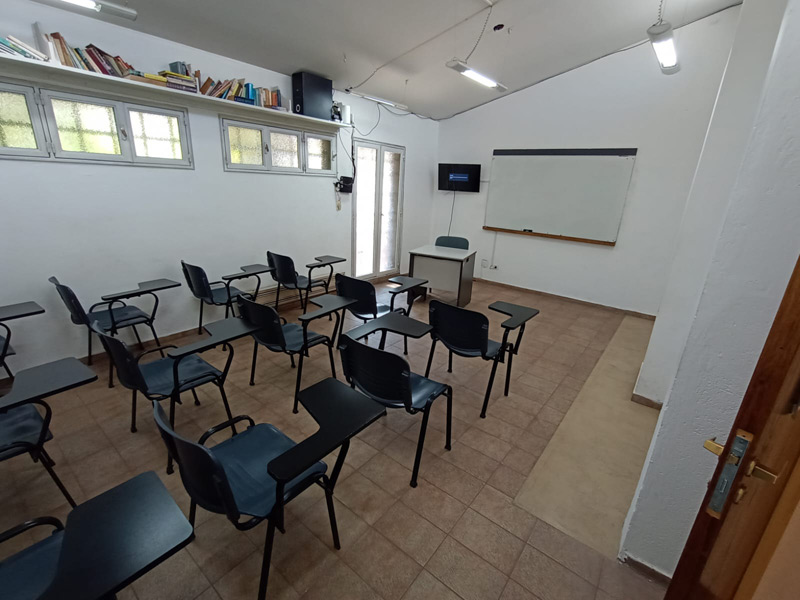 Klassenzimmer der Intercultural Sprachschule mit Tafel, Pult und mehreren Stühlen