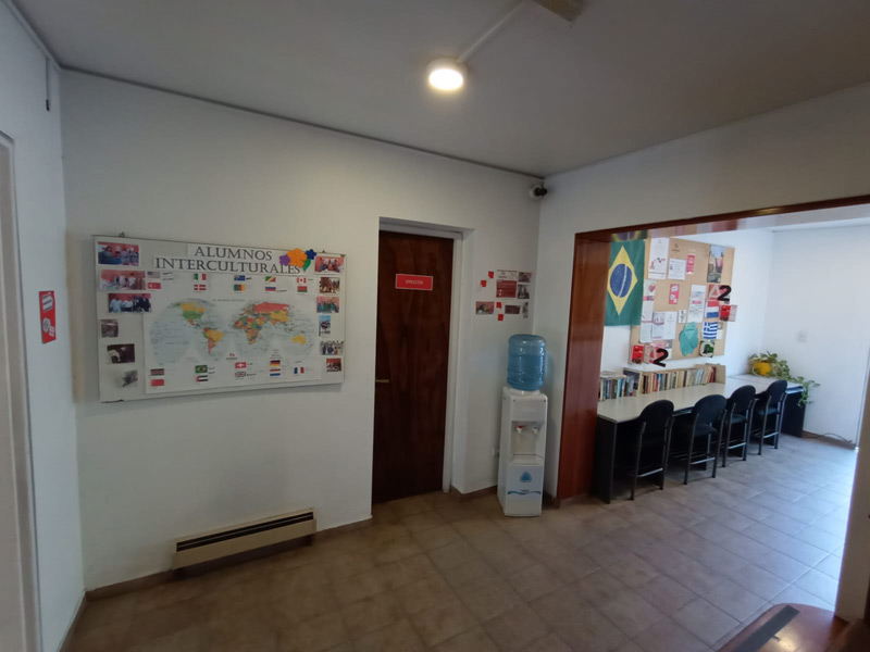 Flur und Aufenthaltsbereich der Intercultural Sprachschule mit Weltkarte und Schülerprojekten an der Wand