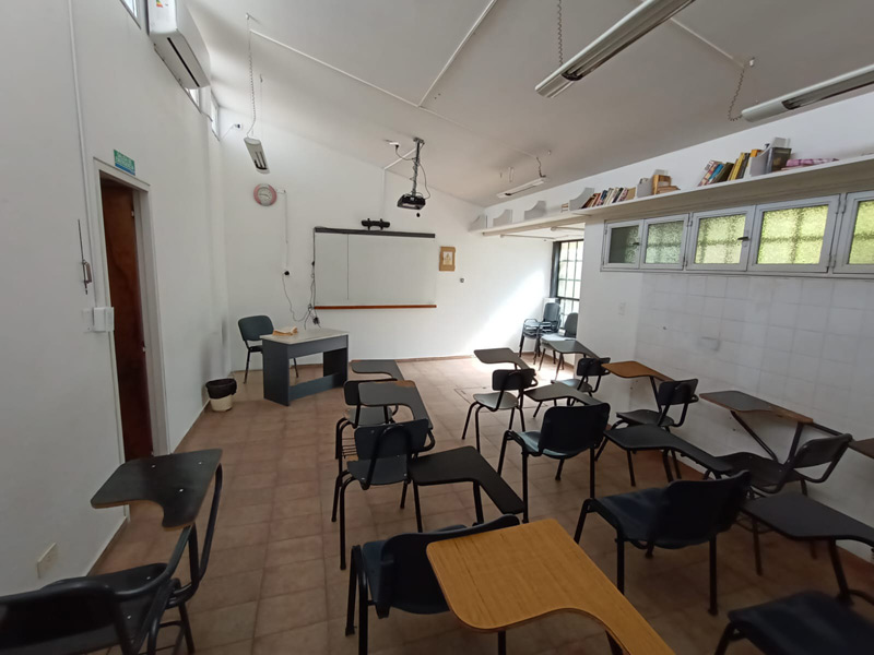 Weiteres Klassenzimmer der Intercultural Sprachschule Mendoza mit Tageslicht und moderner Ausstattung