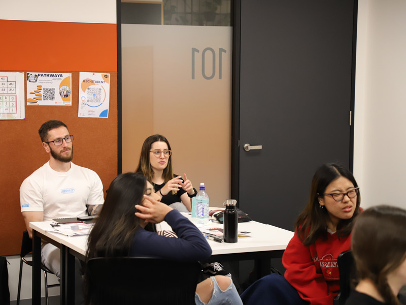Gruppe von Sprachreisenden im Gespräch während einer interaktiven Englischlektion an der Sprachschule in Adelaide.