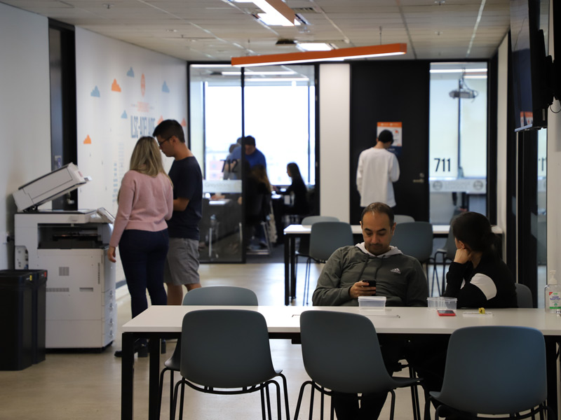 Schülerinnen und Schüler nutzen den Aufenthaltsbereich der Sprachschule in Adelaide vor und nach dem Englischkurs.