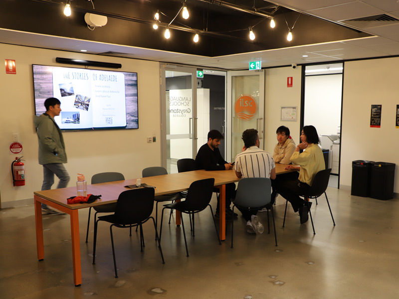 Lounge- und Arbeitsbereich der Sprachschule, in dem Sprachreisende sich für Gruppenübungen treffen.