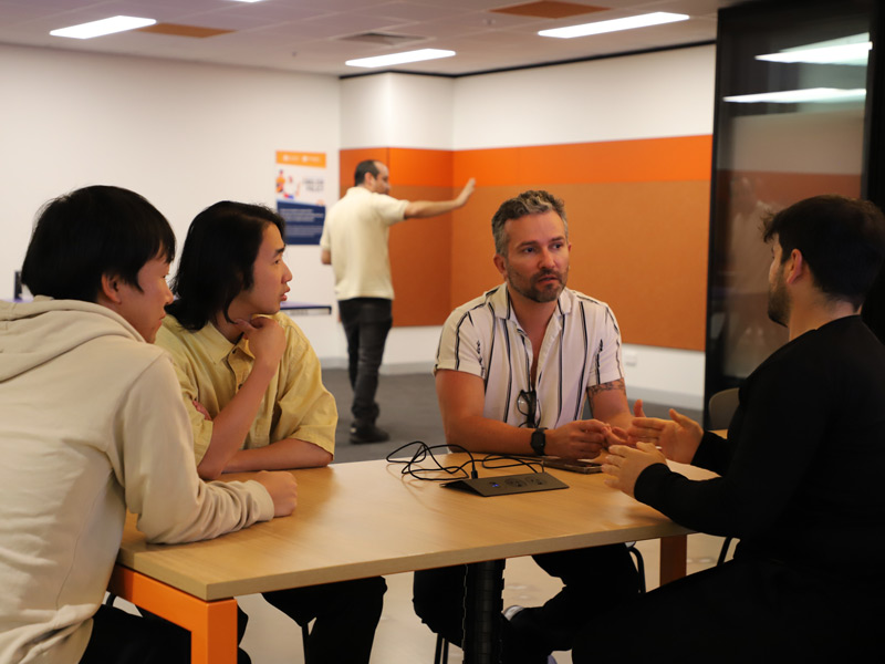 Offener Lernbereich und Flur der Sprachschule in Adelaide mit modernen Sitzmöglichkeiten für Sprachreisende.