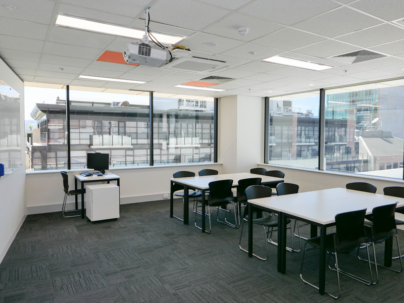 Moderner Kursraum mit großen Fenstern für Englisch-Sprachkurse an der ILSC in Adelaide.