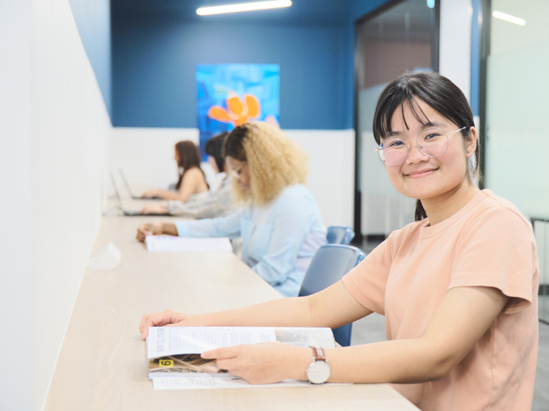 Sprachschülerin arbeitet konzentriert im Lernbereich der Langports Brisbane