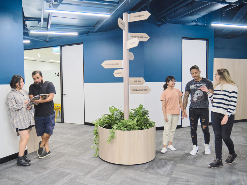 Internationale Sprachschülerinnen und Sprachschüler im hellen Flur der Langports Brisbane beim Gespräch