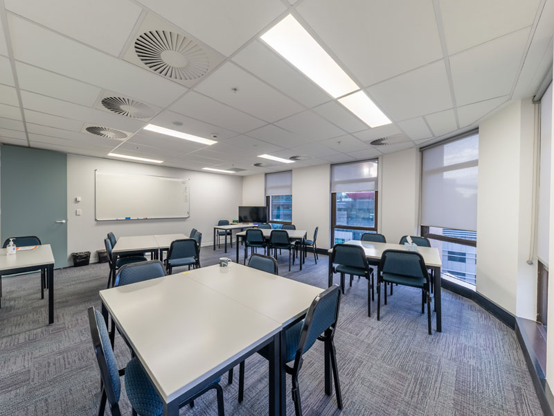 Heller Klassenraum mit moderner Ausstattung für Englischkurse in Brisbane