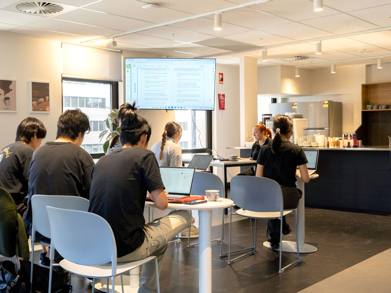 Praxisnaher Unterricht in moderner Lernumgebung mit Fokus auf Kommunikation