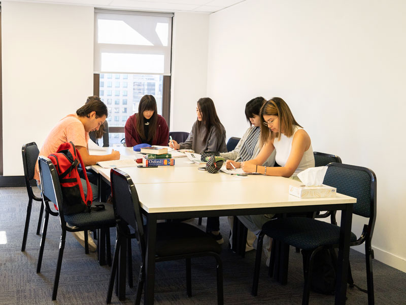 Kleine Lerngruppen beim Englischunterricht mit Fokus auf Grammatik und Wortschatz