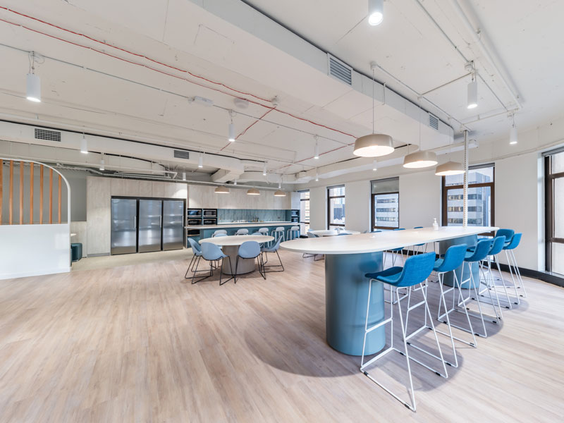 Großer Gemeinschaftsraum mit Küche und Aufenthaltsbereich für Teilnehmende