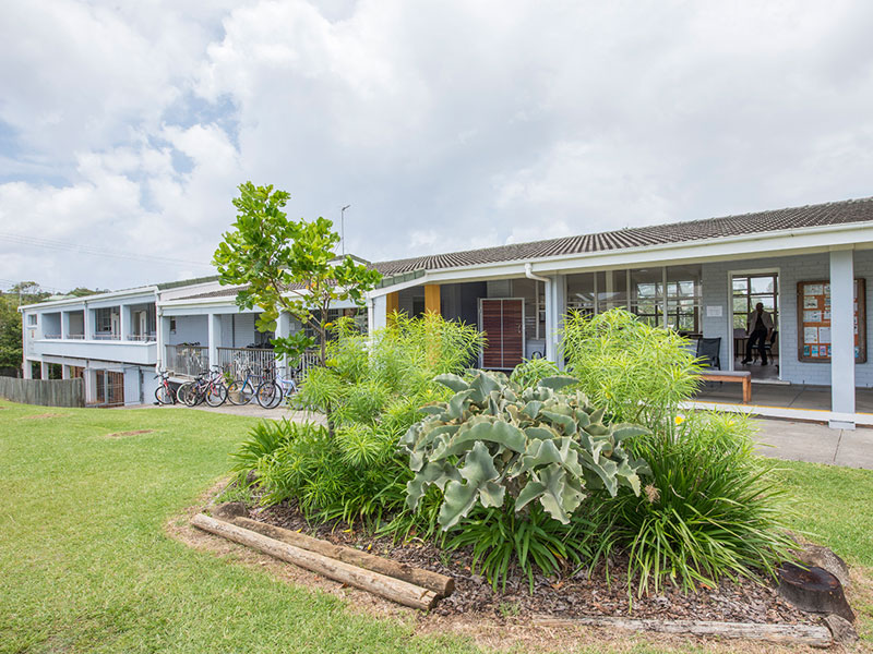 Schulgebäude der Sprachschule Byron Bay mit Garten und Sitzmöglichkeiten im Freien