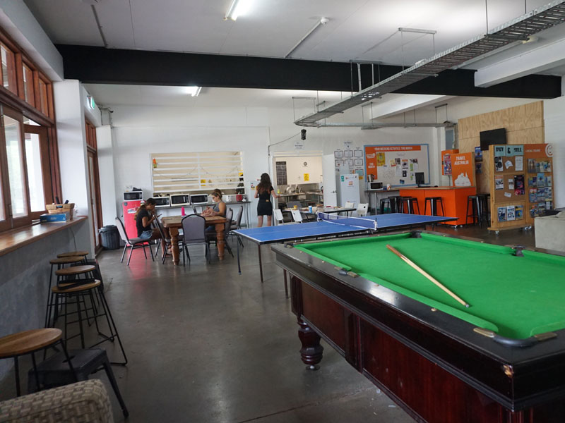 Gemeinschaftsraum mit Billardtisch, Tischtennisplatte und Küche für Sprachreisende