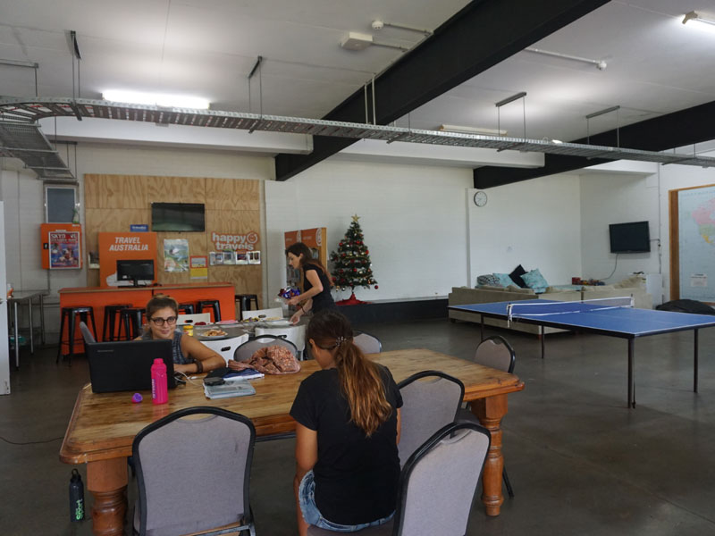 Teilnehmende nutzen Freizeitangebote und Aufenthaltsbereich der Schule