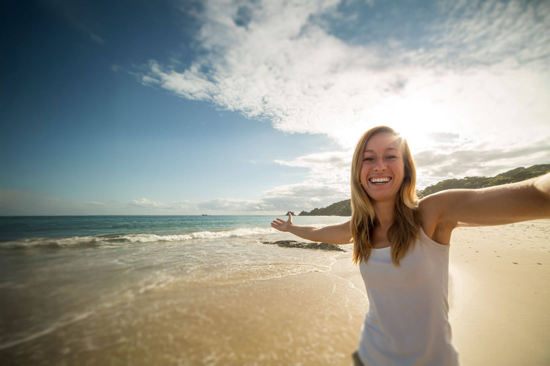 Teilnehmerin einer Englisch Sprachreise in Byron Bay genießt den Strand und das sonnige Wetter