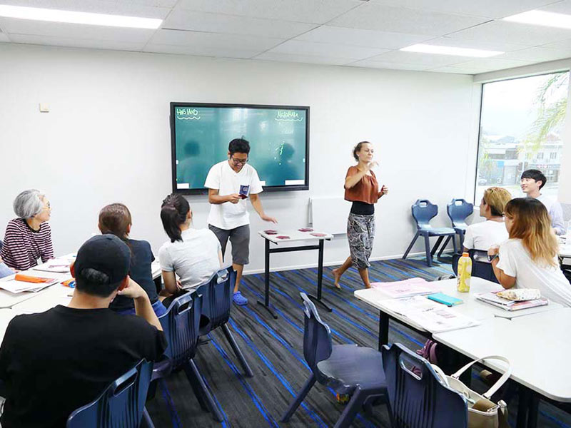 Englischunterricht in moderner Klasse mit Fokus auf Grammatik und Sprechtraining