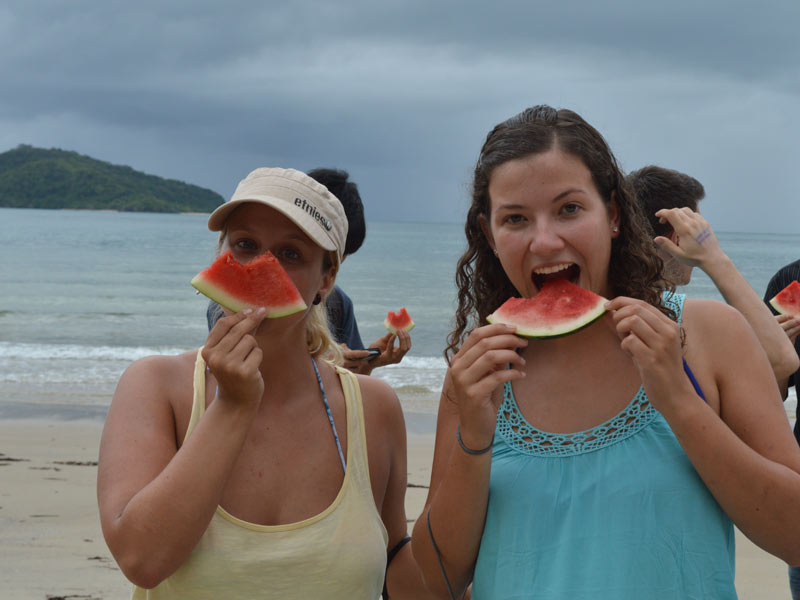 Teilnehmende am Strand genießen Freizeit während ihrer Sprachreise