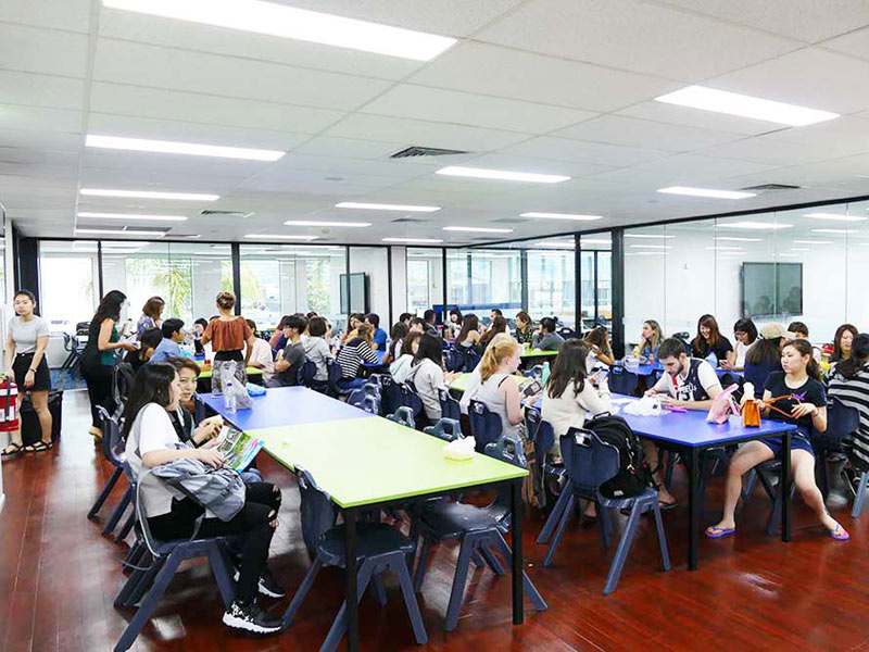 Aufenthaltsraum der Sprachschule mit internationalen Kursteilnehmenden beim Austausch
