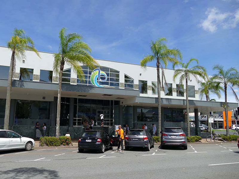 Gebäude der Sprachschule mit Palmen perfekt für Englisch Sprachreisen