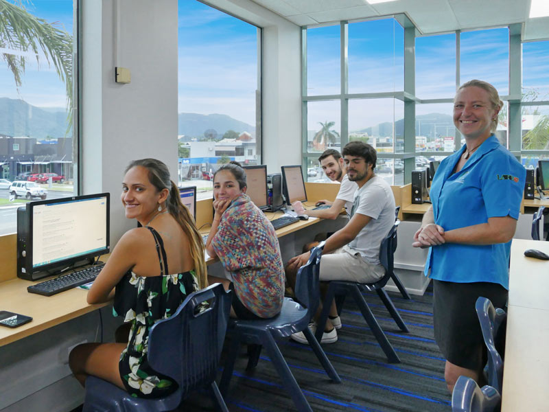 Computerraum mit Lehrkraft und Lernenden beim Hörverständnis und Schreibtraining